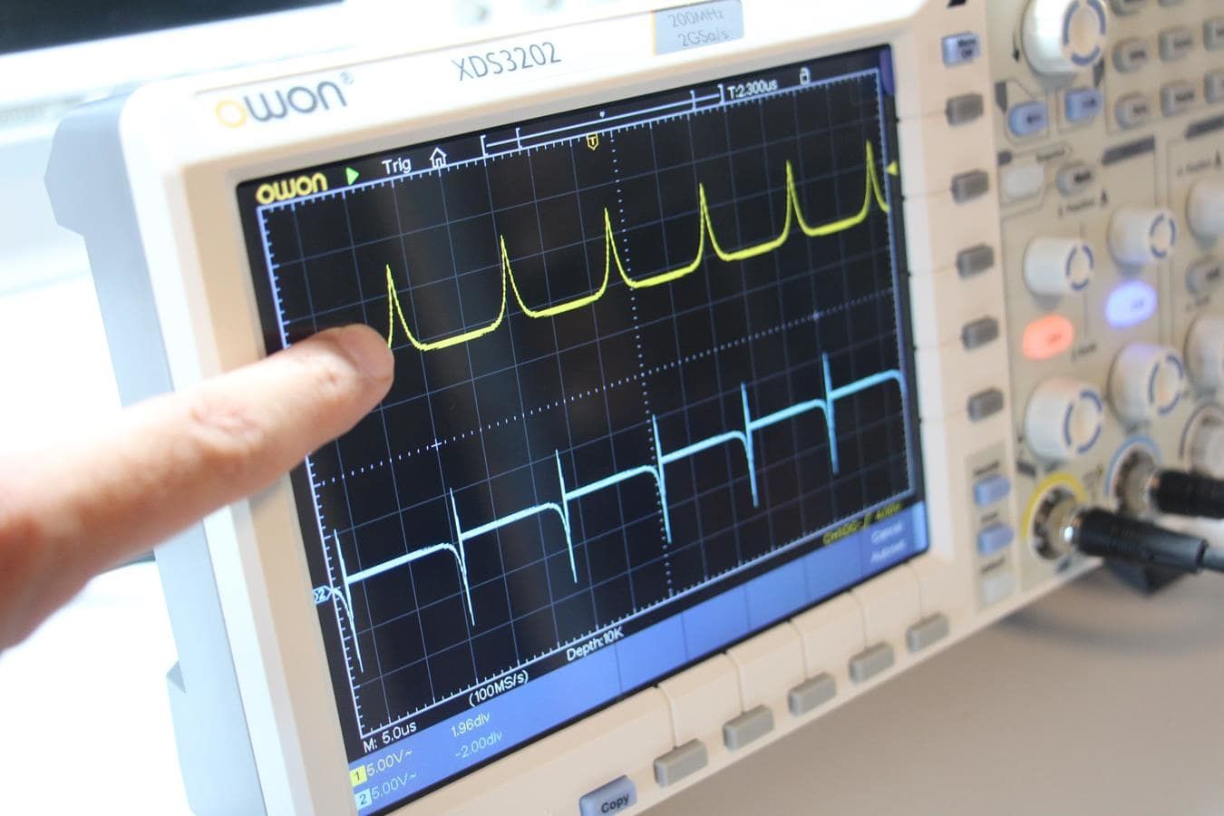 Owon XDS3202 Osiloskop – 200 MHz – 2 Kanal – 8” Dokunmatik – 2 GS/s