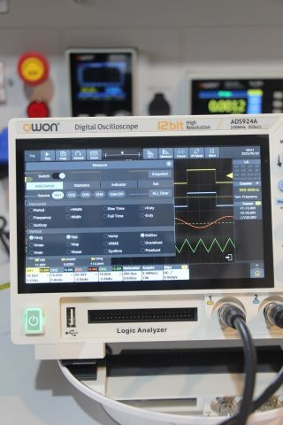 Owon ADS924A Osiloskop – 250 MHz – 4 Kanal – 7” Dokunmatik – 12-Bit – Lojik Analizör Destekli