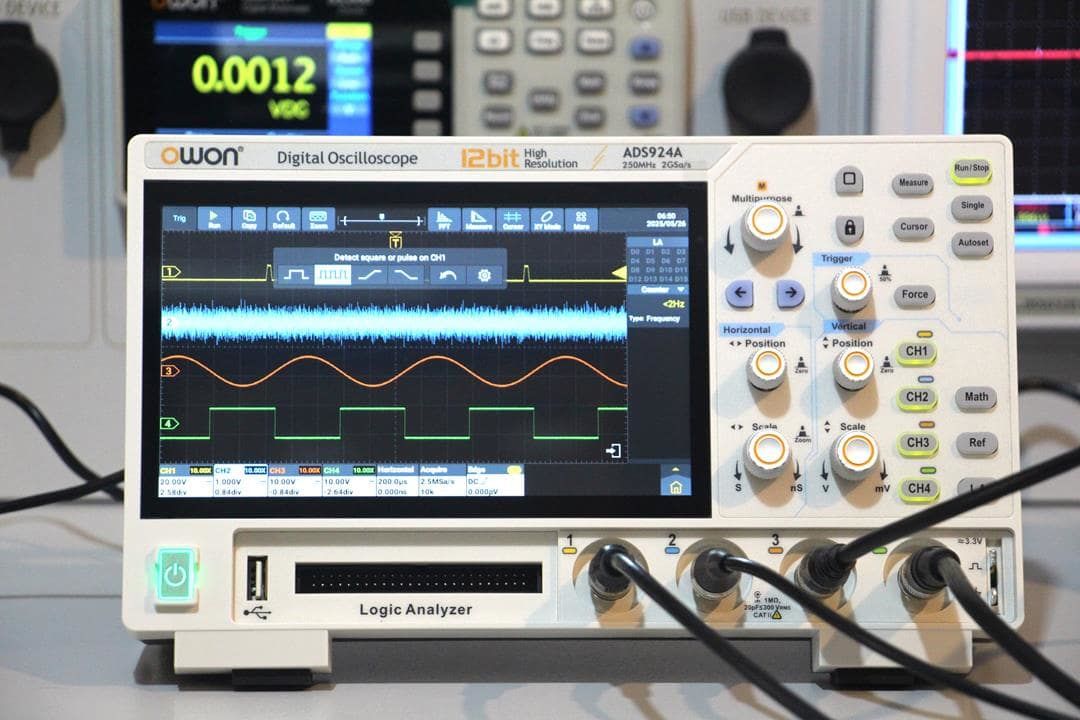 Owon ADS924A Osiloskop – 250 MHz – 4 Kanal – 7” Dokunmatik – 12-Bit – Lojik Analizör Destekli