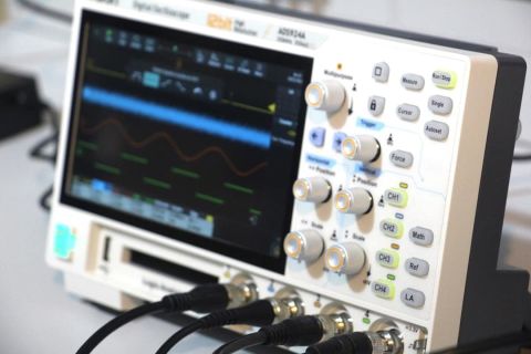 Owon ADS924A Osiloskop – 250 MHz – 4 Kanal – 7” Dokunmatik – 12-Bit – Lojik Analizör Destekli