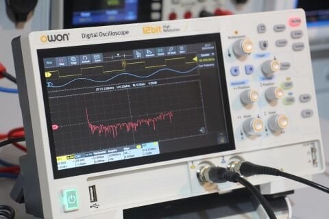 Owon ADS812A Osiloskop-100MHz-2Ch-7''DokEkr-12Bit