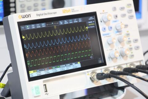 Owon ADS814A Osiloskop – 100 MHz – 4 Kanal – 7” Dokunmatik – 12-Bit